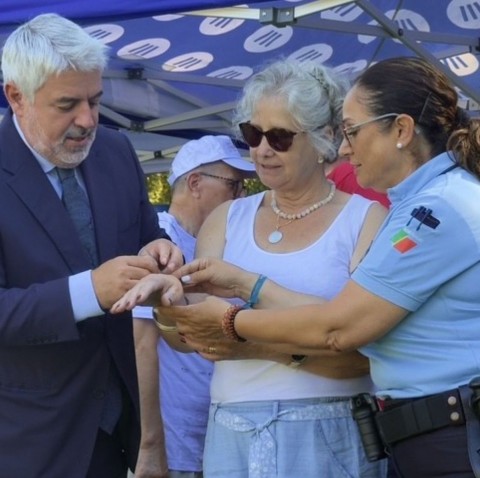Presidente da Camara e PSP atribuem pulseira a sénior
